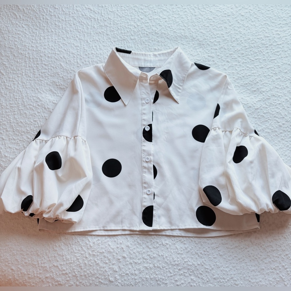 Collared, puff sleeve top.